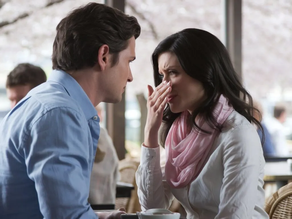 Man avoiding fragrance fail with top 5 best spring perfumes for men at a café, cherry blossoms